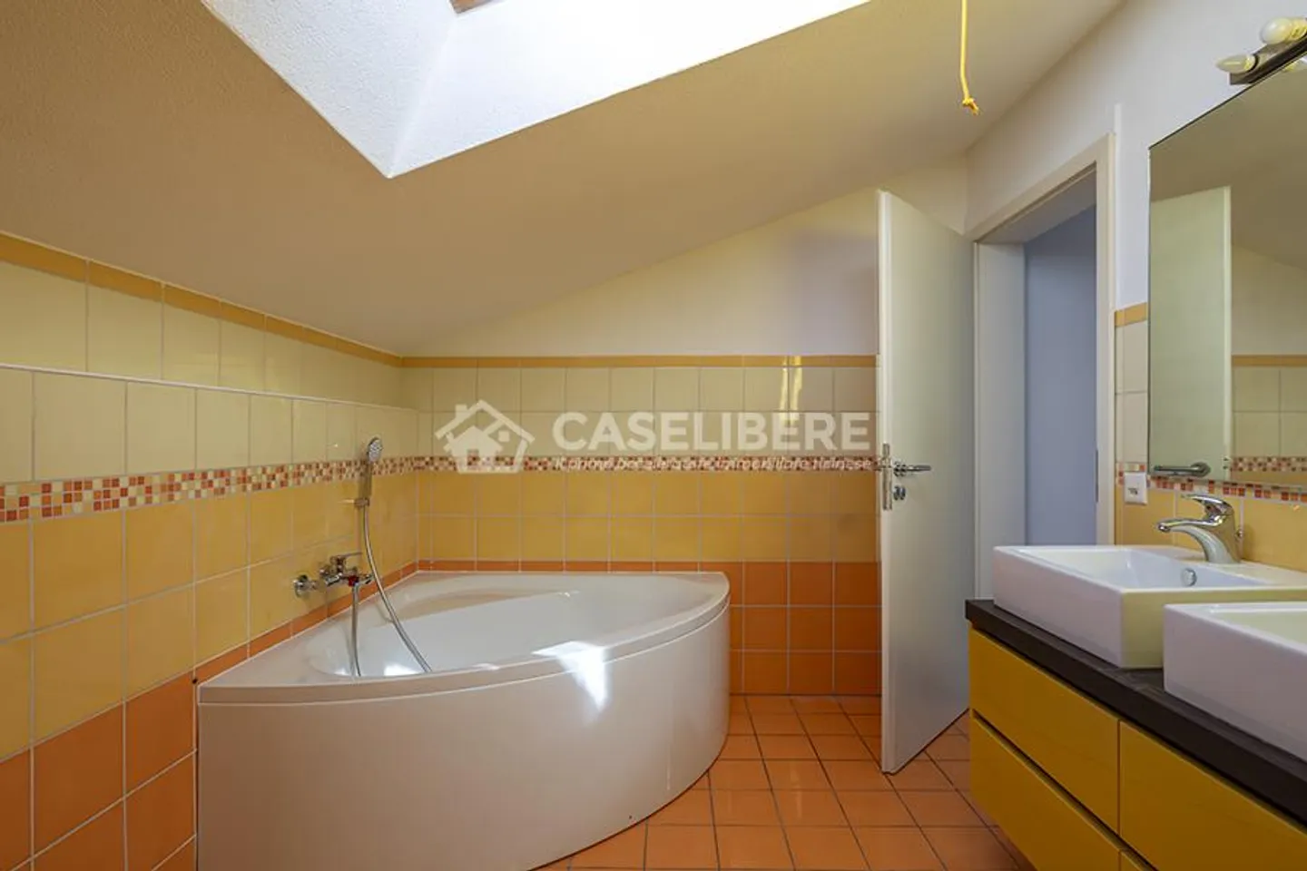 INCANTEVOLE ATTICO CON VISTA LAGO A PIAZZOGNA - Foto 18 di 19