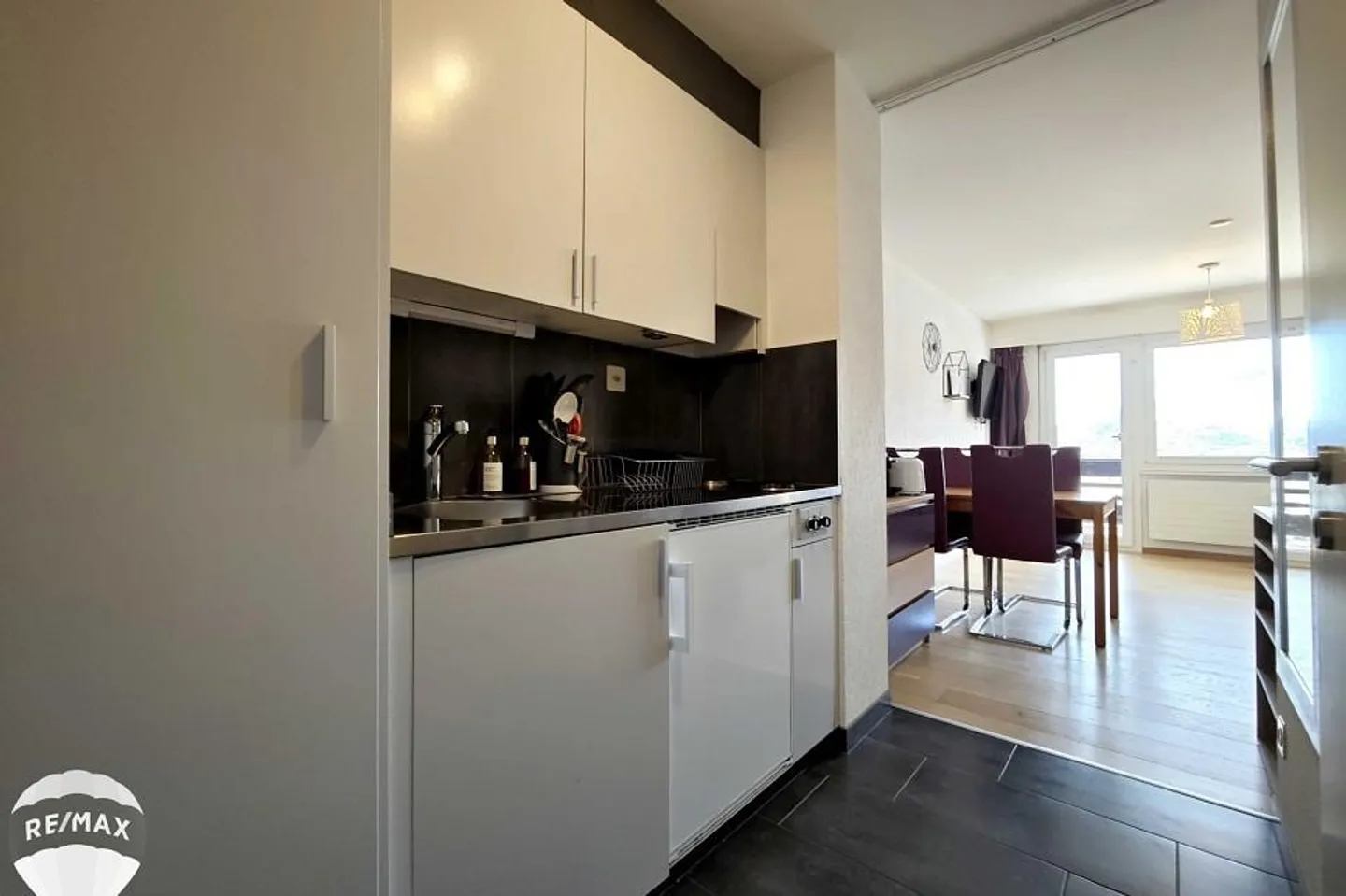 Sunrise-oriented studio - Photo 6 of 12