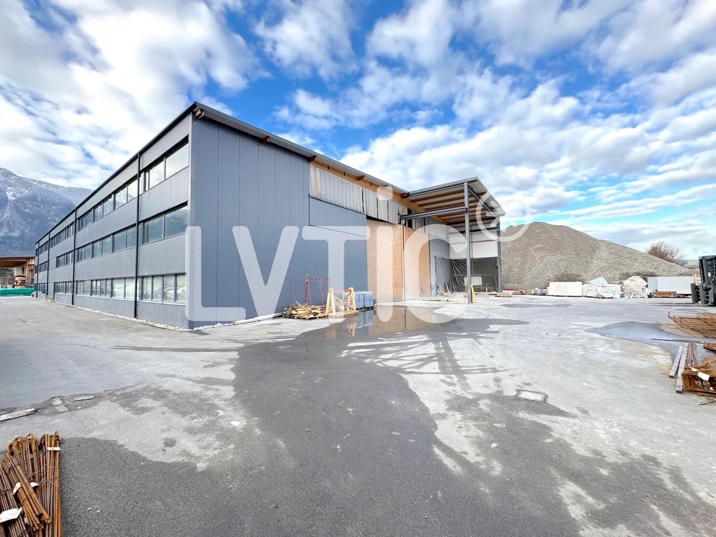 Capannone industriale di 2300 m2 su un lotto di 4380 m2 in vendita ad Aigle - Foto 3 di 15