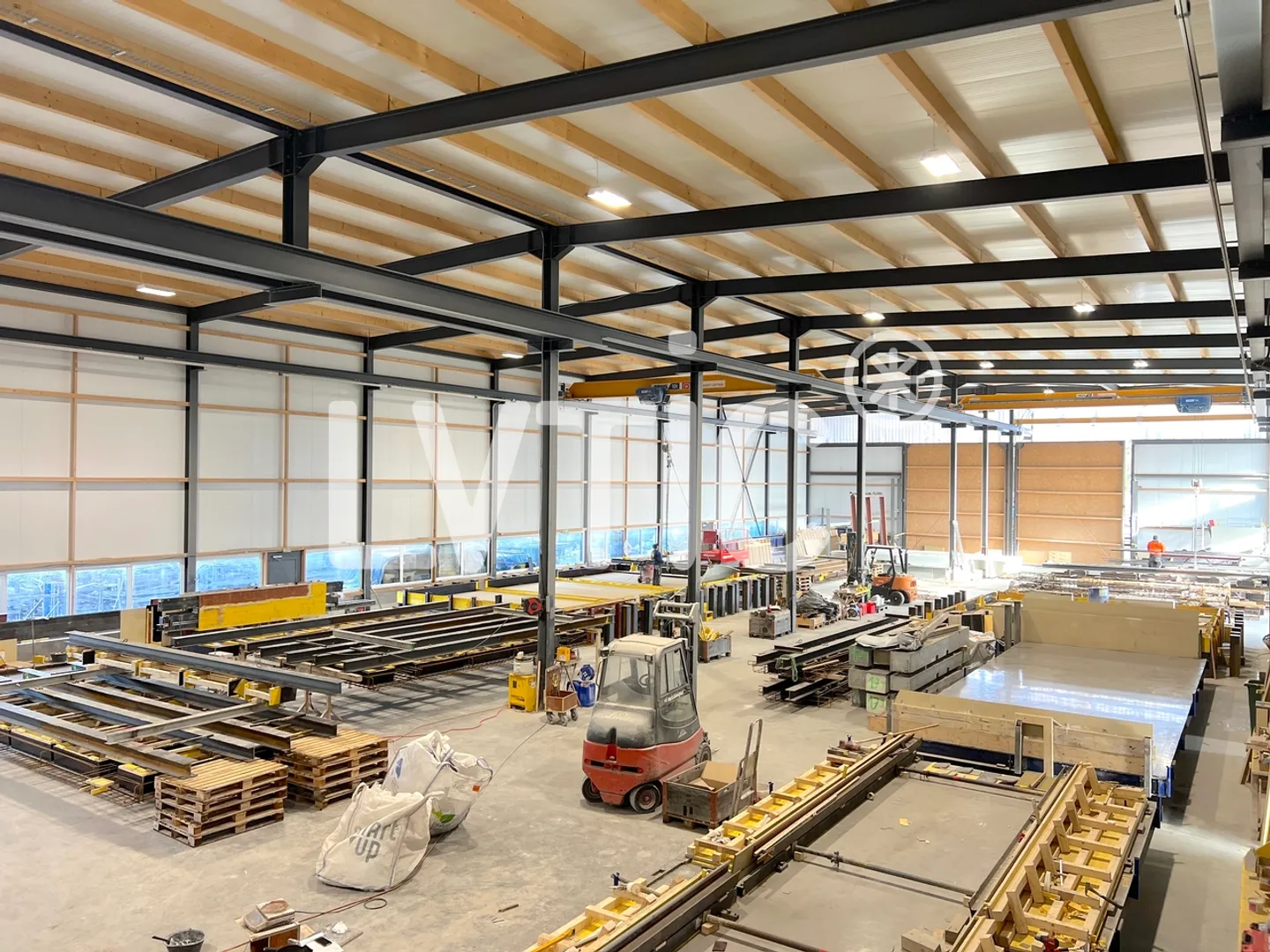 Capannone industriale di 2300 m2 su un lotto di 4380 m2 in vendita ad Aigle - Foto 1 di 7