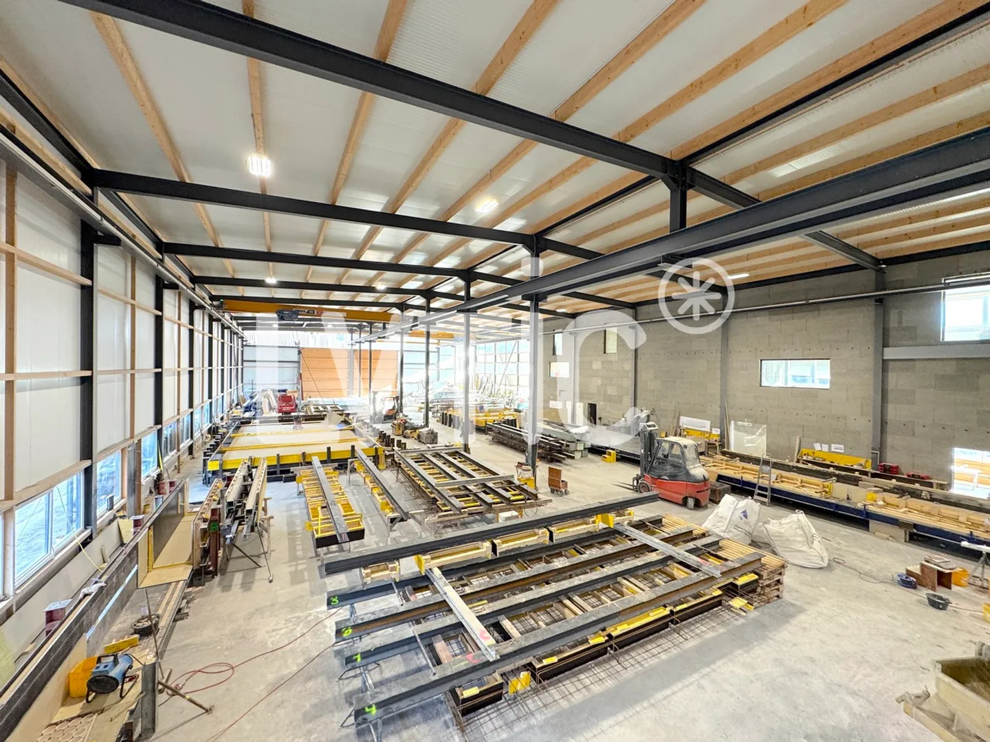Capannone industriale di 2300 m2 su un lotto di 4380 m2 in vendita ad Aigle - Foto 2 di 7