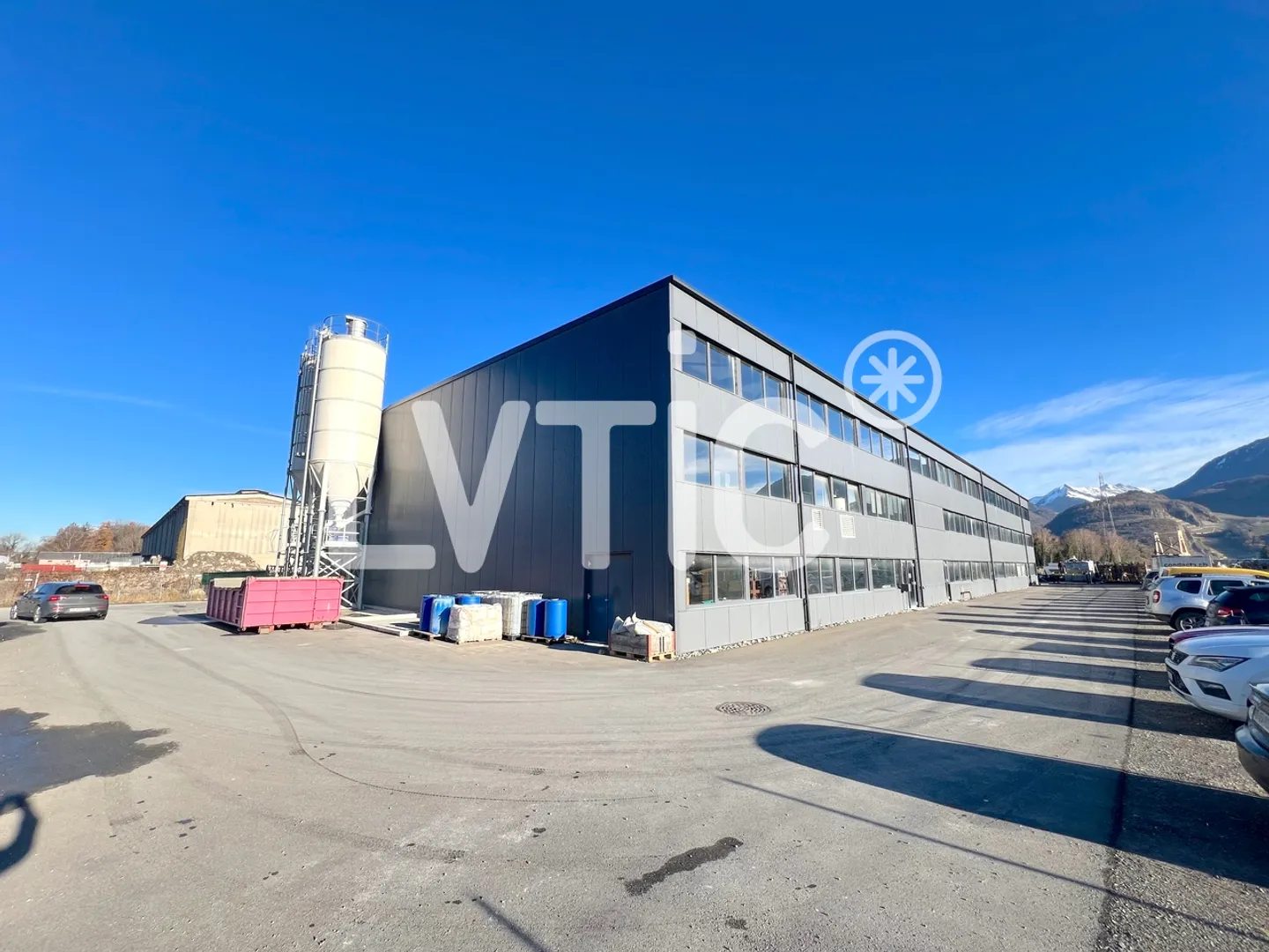 Capannone industriale di 2300 m2 su un lotto di 4380 m2 in vendita ad Aigle - Foto 1 di 15