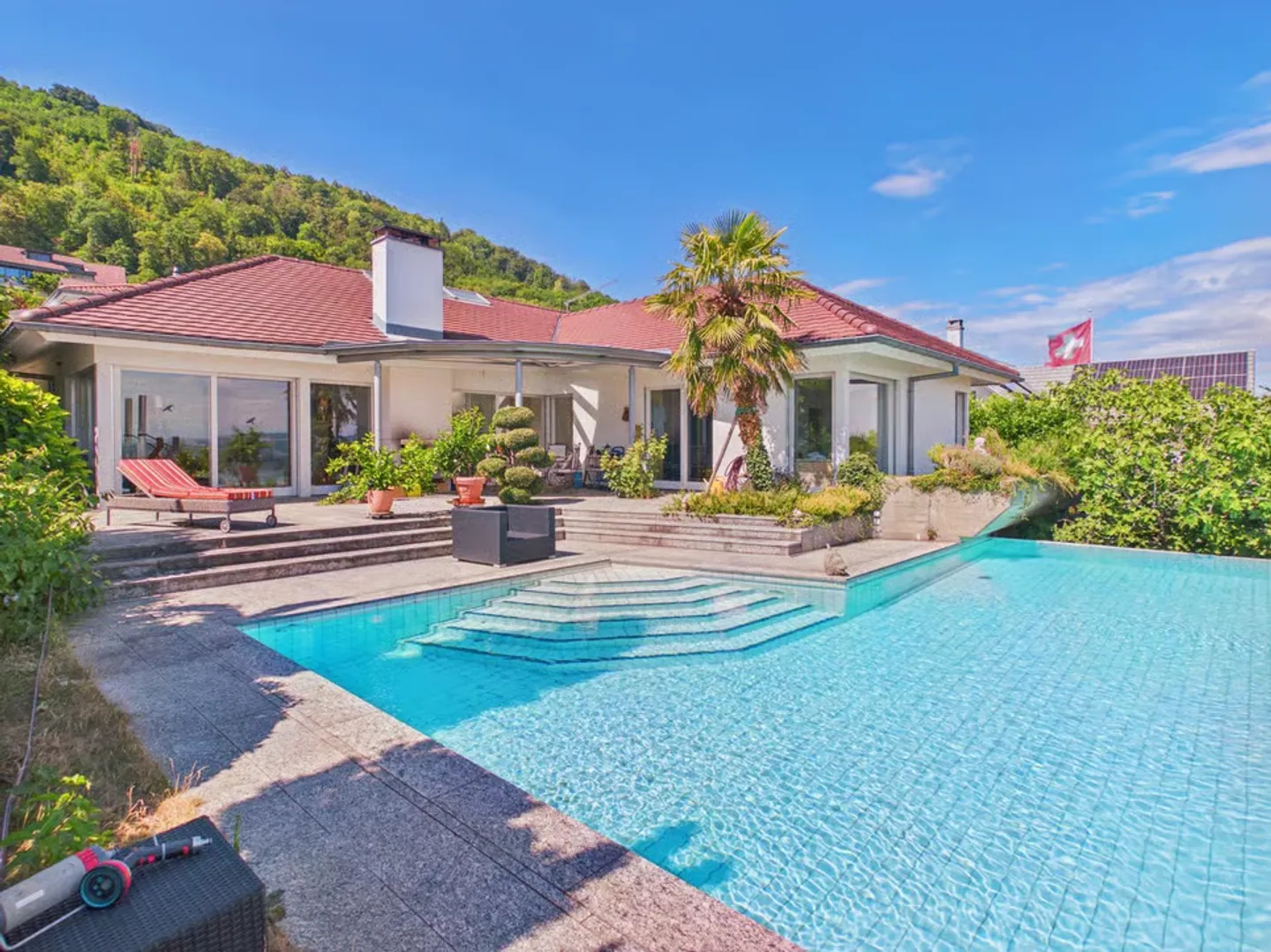 Exklusive Villa mit Pool und Seesicht in Ligerz - Photo 1 sur 13