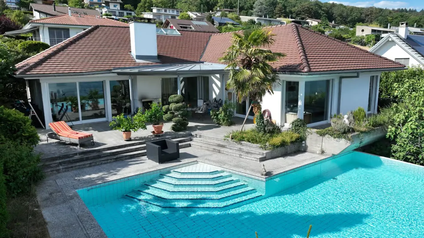 Exklusive Villa mit Pool und Seesicht in Ligerz - Photo 2 sur 13
