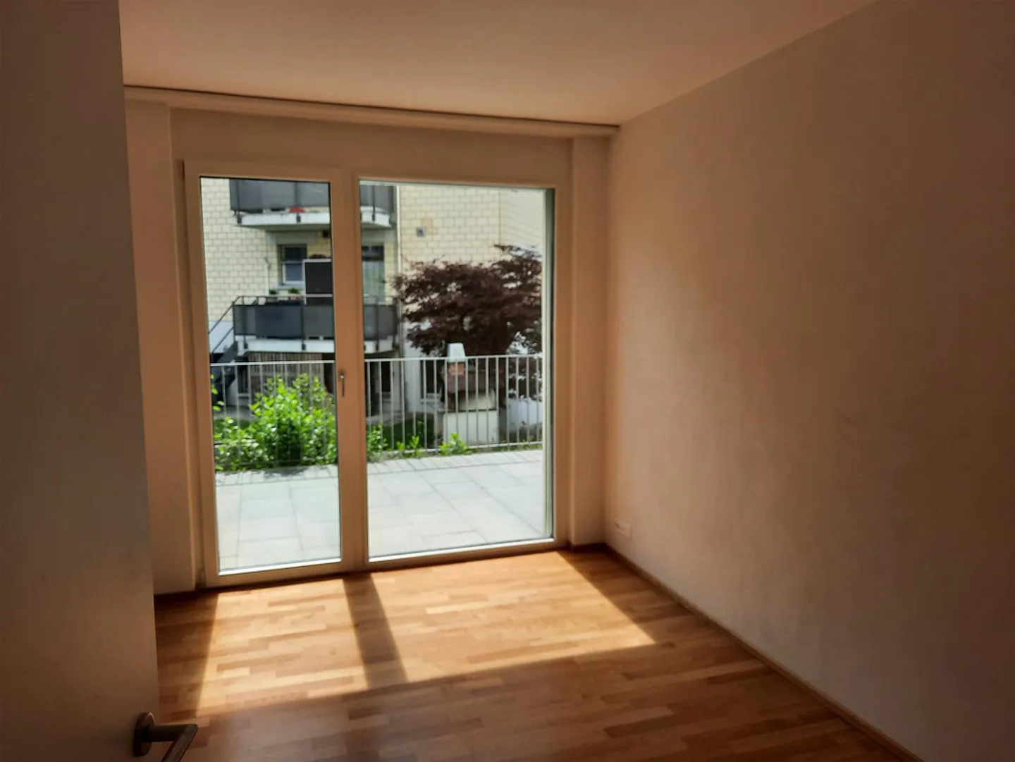 Moderne 3.5-Zimmer-Wohnung mit Balkon - Foto 6 von 9