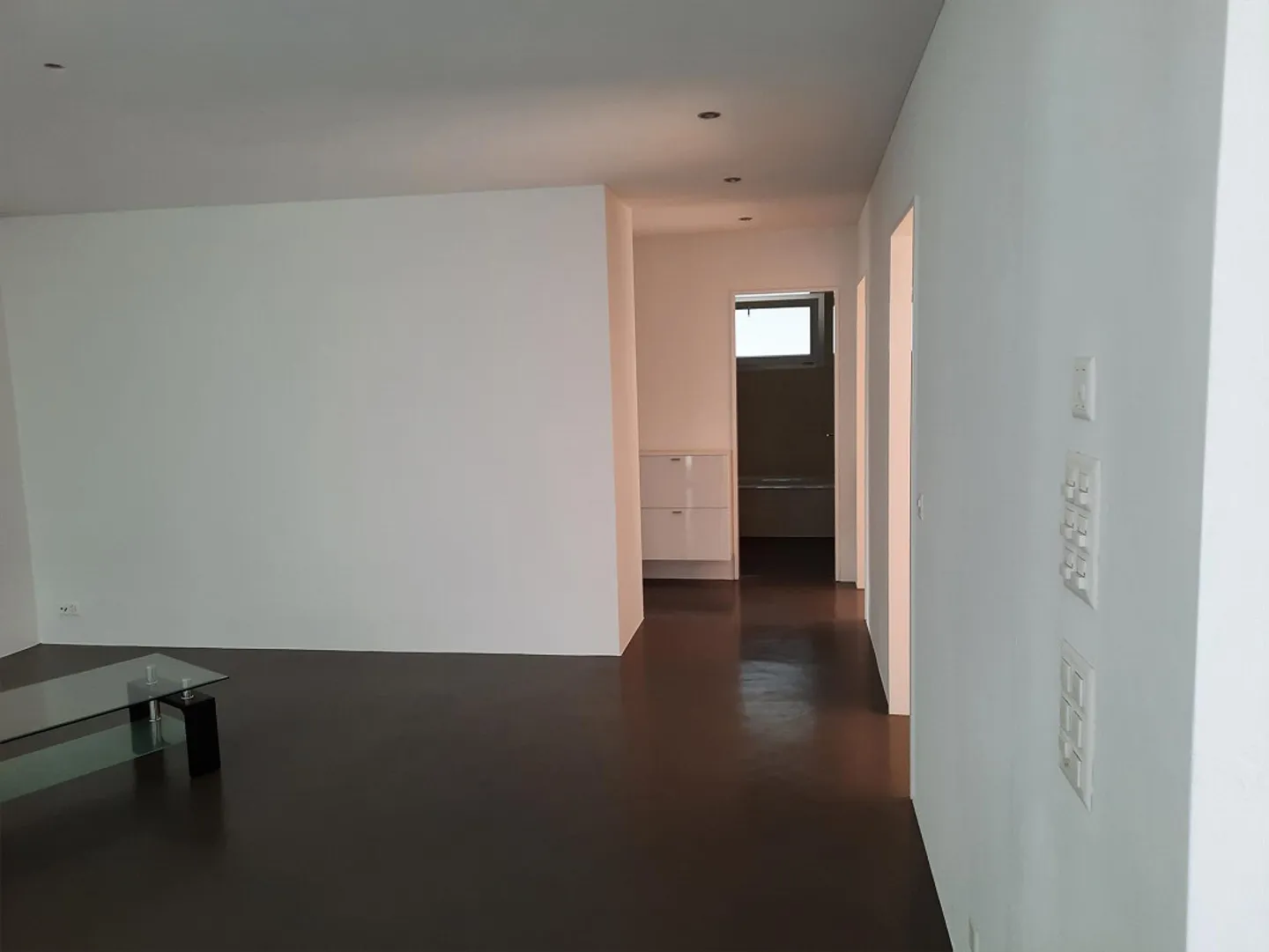 Moderne 3.5-Zimmer-Wohnung mit Balkon - Foto 2 von 9