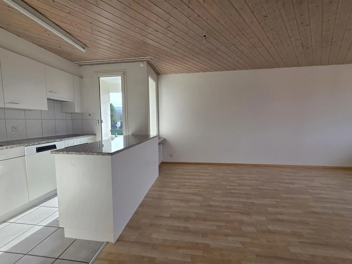 Hübsche 4-Zimmer-Whg mit toller Aussicht in Arlesheim (6.OG mit Lift) - Photo 4 of 14