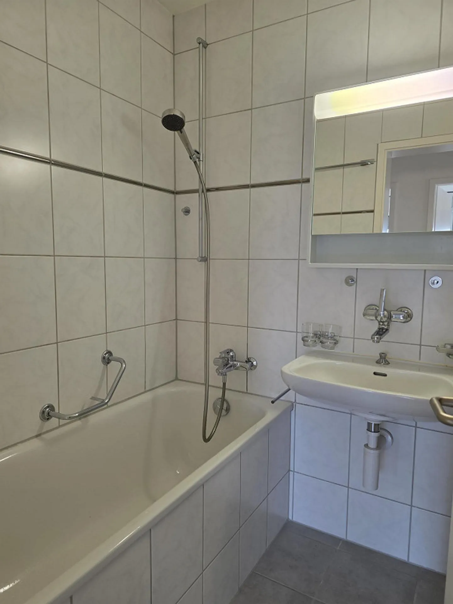 Hübsche 4-Zimmer-Whg mit toller Aussicht in Arlesheim (6.OG mit Lift) - Photo 8 of 14