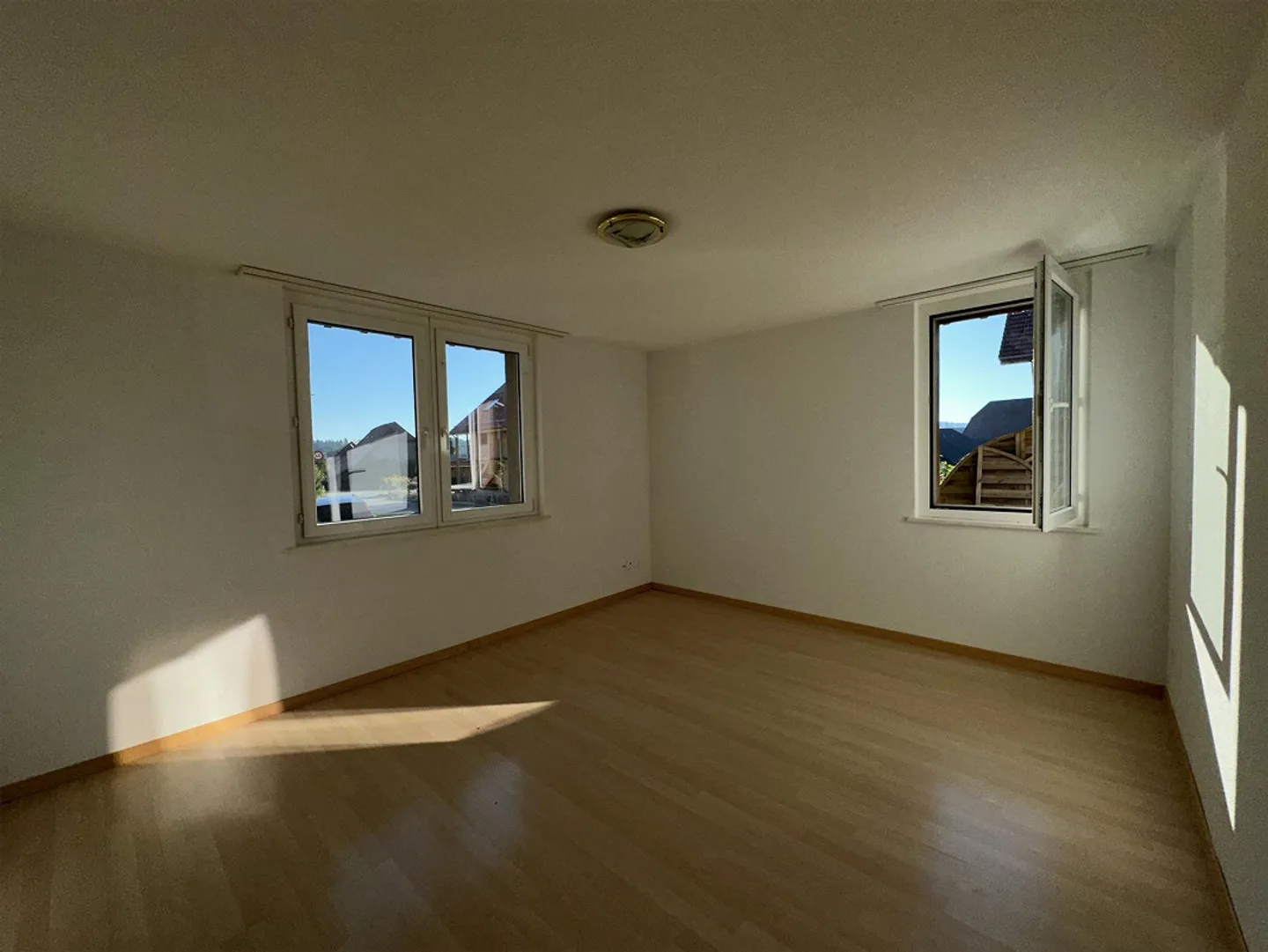 Charming 3.5-room apartment with terrace in Rapperswil/BE - Photo 6 of 12