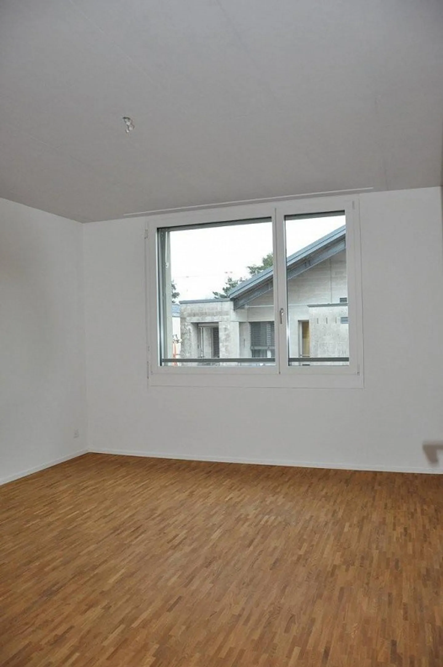 Modern Living Near Europaplatz - Photo 7 of 8