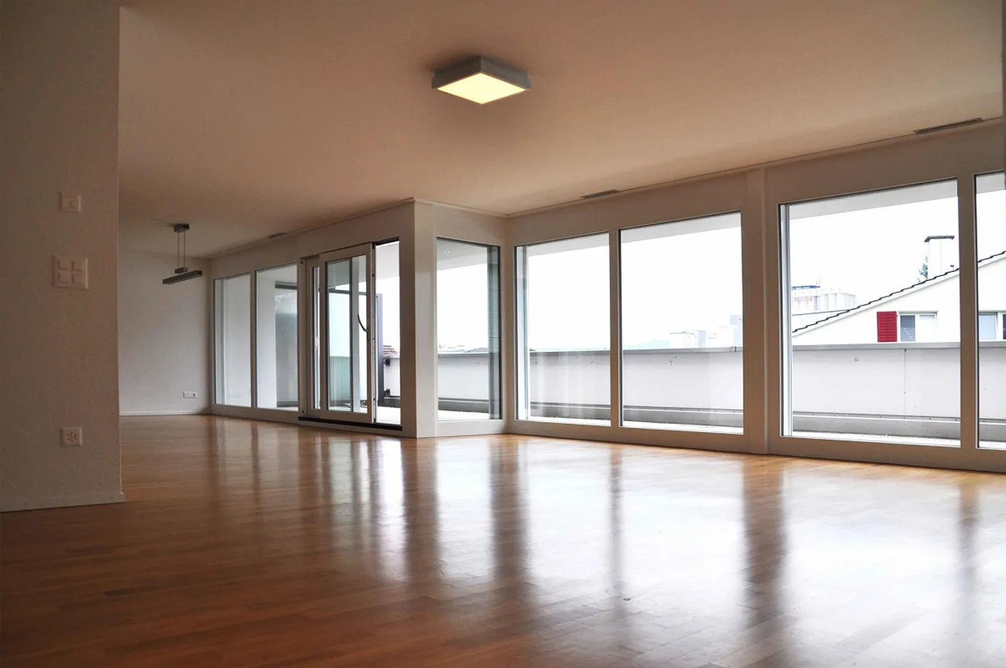 Moderne 4.5-Zimmer-Attikawohnung - Foto 2 von 15