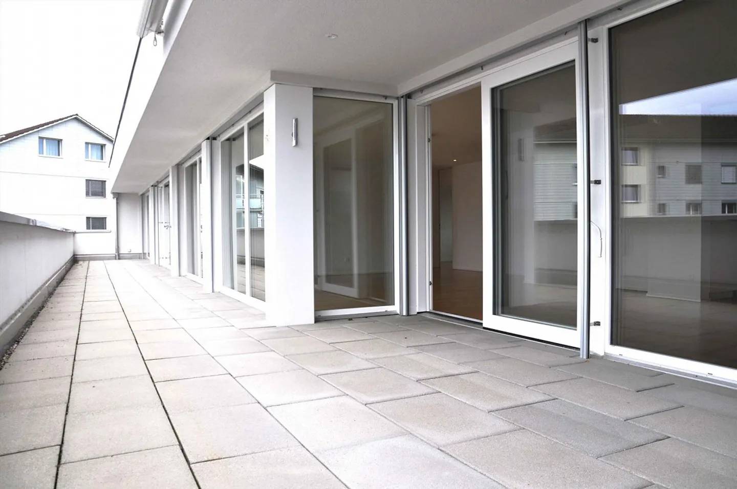 Moderne 4.5-Zimmer-Attikawohnung - Foto 4 von 15