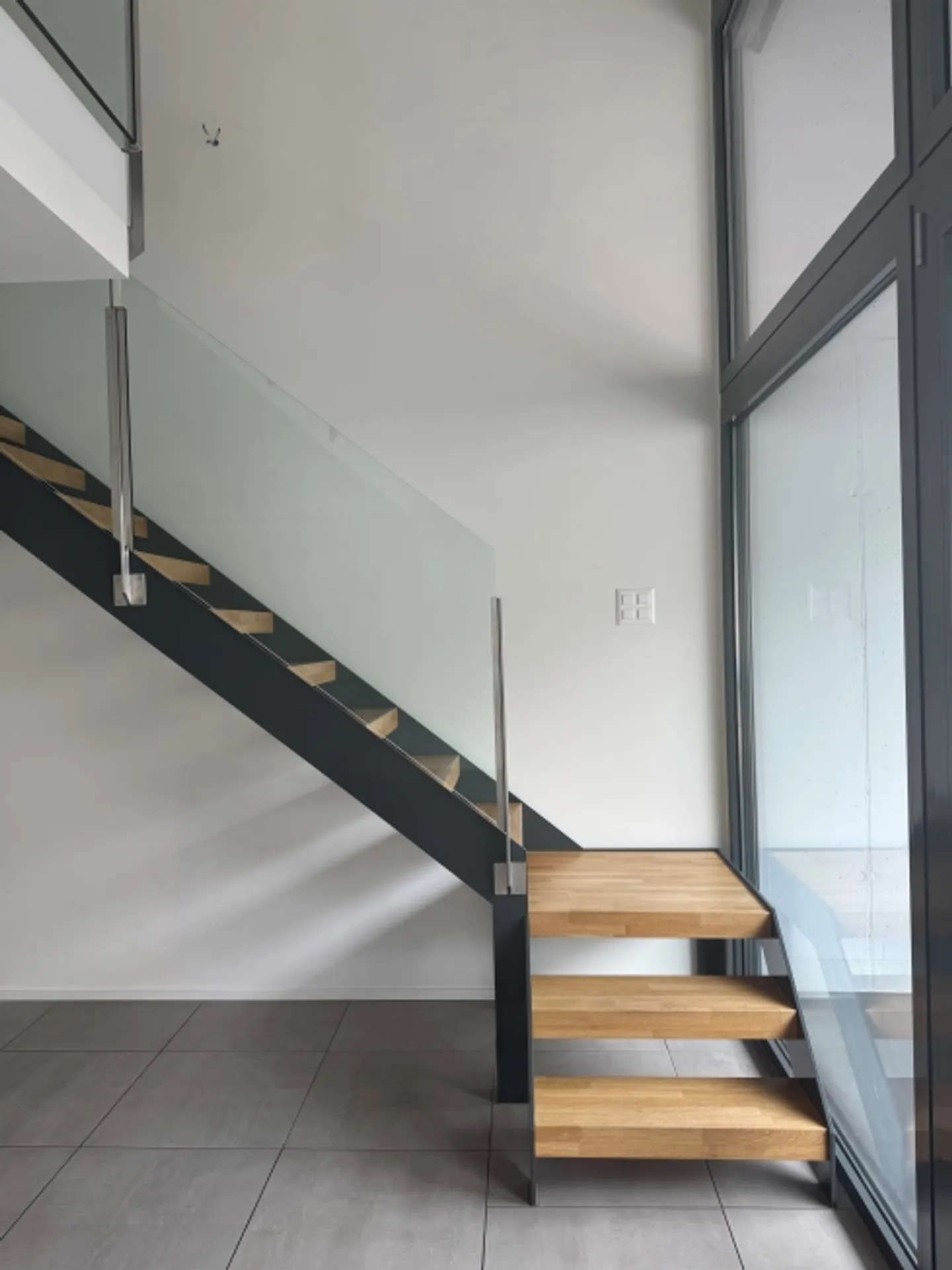 Moderne appartement duplex de 3,5 pièces avec vue sur les châteaux - Photo 3 sur 7