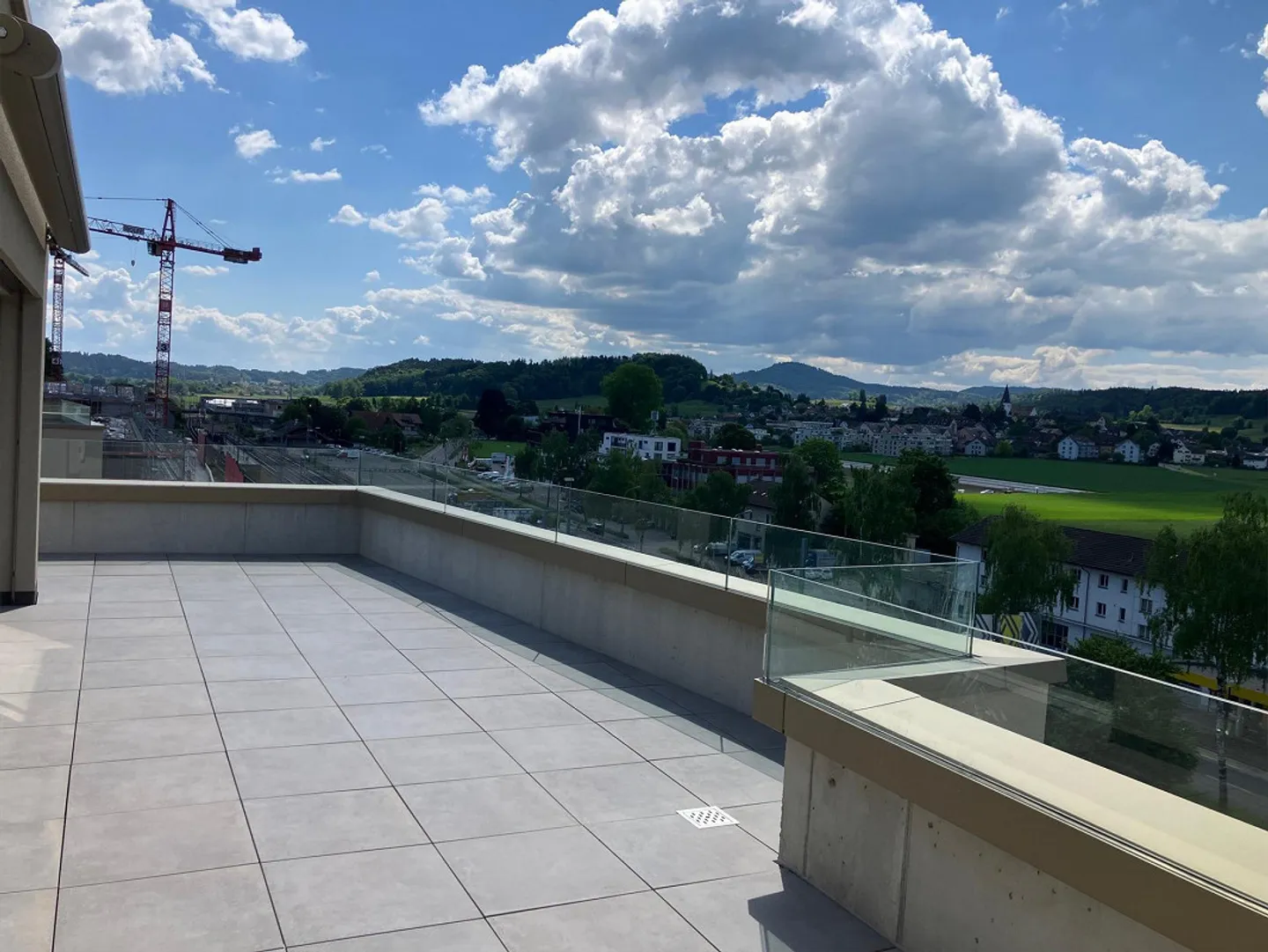 Jetzt besichtigen! - Letzte 2.5 Zimmer Attika mit grosser Terrasse! - Foto 2 di 13