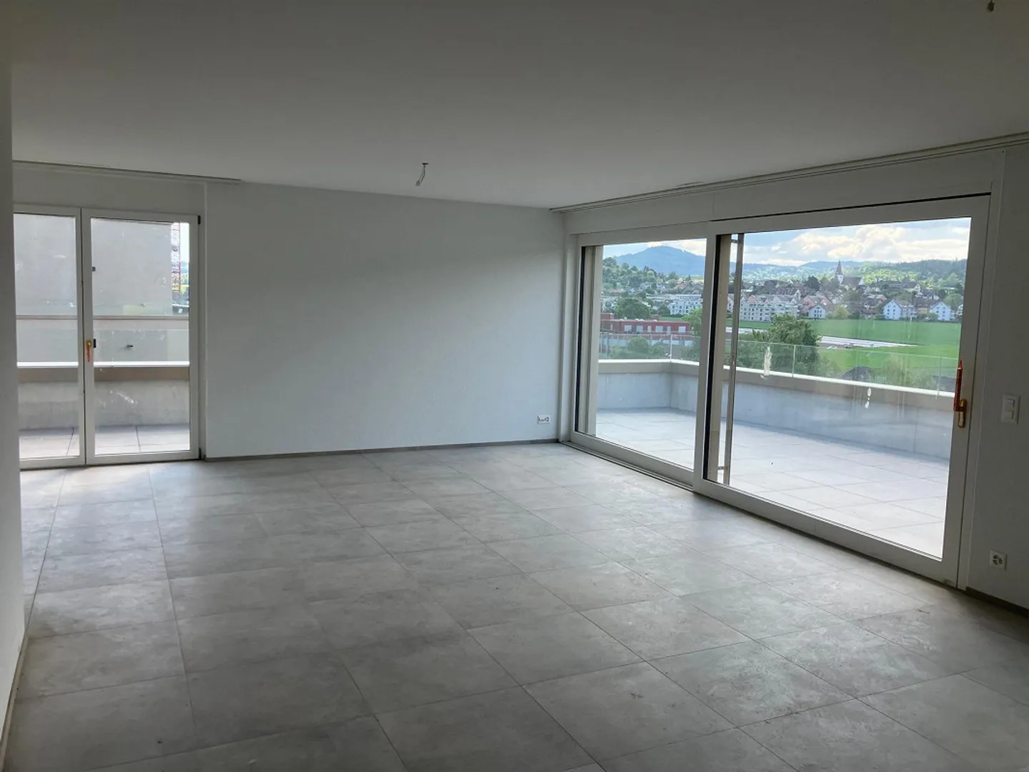 Jetzt besichtigen! - Letzte 2.5 Zimmer Attika mit grosser Terrasse! - Foto 4 di 13