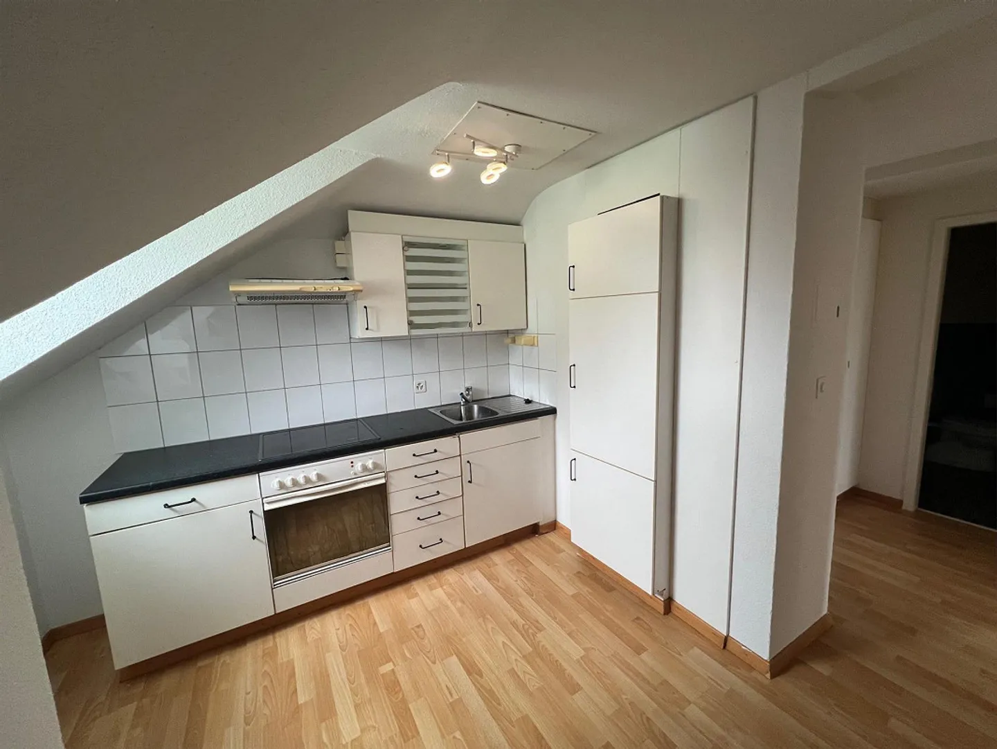 Kuschelige und preiswerte Dachwohnung im gepflegten Altbau – Arbon - Photo 1 of 8