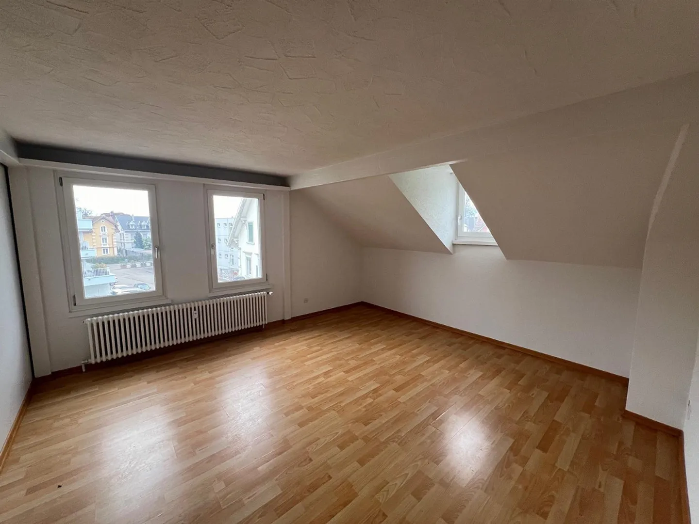 Kuschelige und preiswerte Dachwohnung im gepflegten Altbau – Arbon - Photo 2 of 8