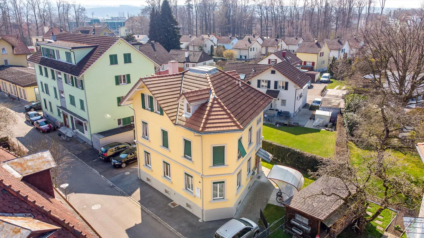 Kuschelige und preiswerte Dachwohnung im gepflegten Altbau – Arbon - Photo 3 of 8