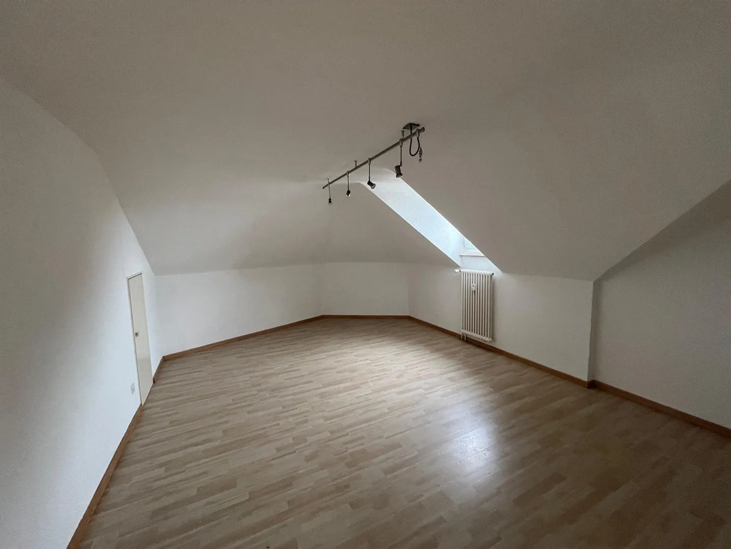 Kuschelige und preiswerte Dachwohnung im gepflegten Altbau – Arbon - Photo 4 of 8