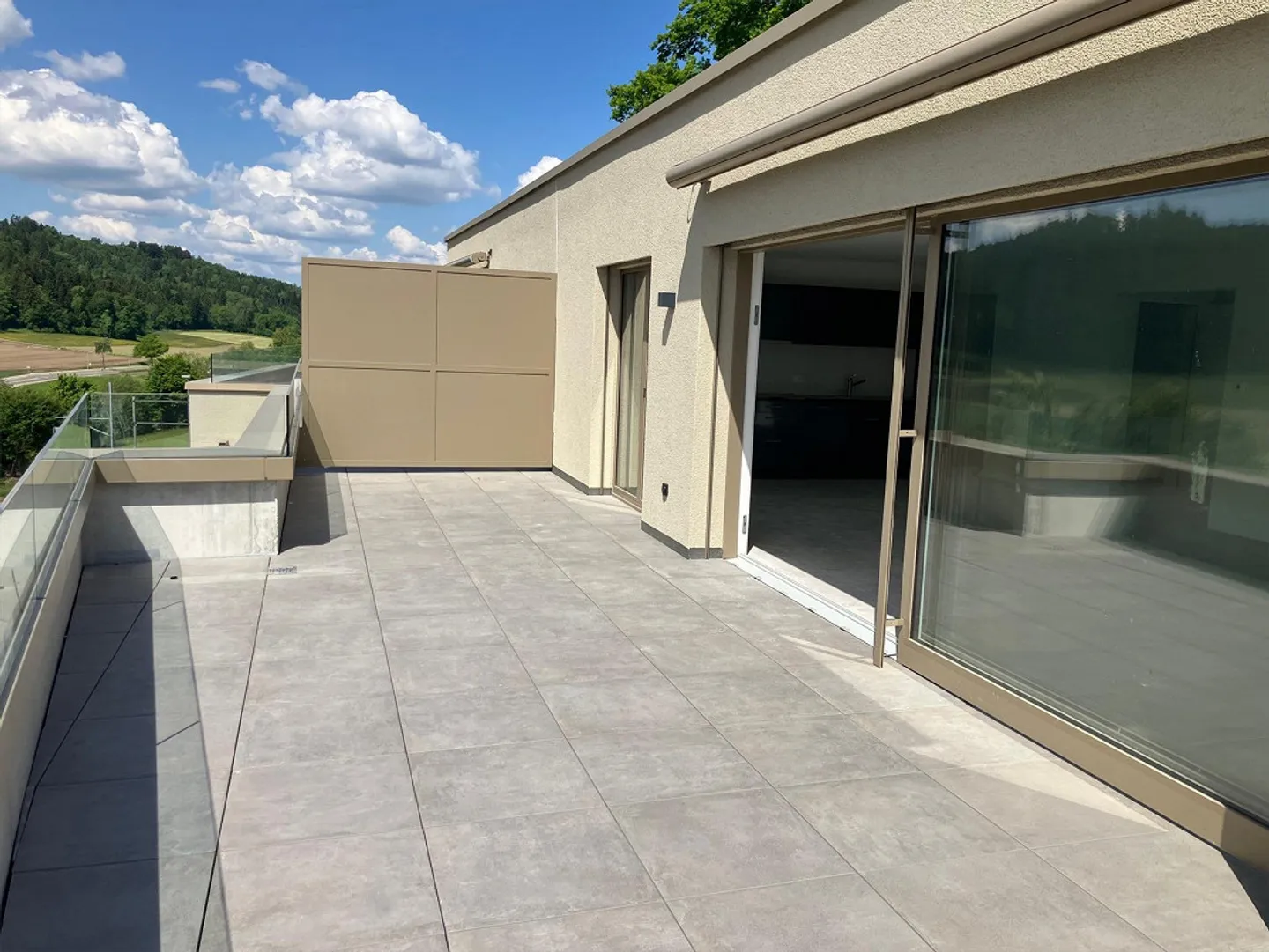 Jetzt besichtigen! - Letzte 2.5 Zimmer Attika mit grosser Terrasse! - Foto 7 di 13