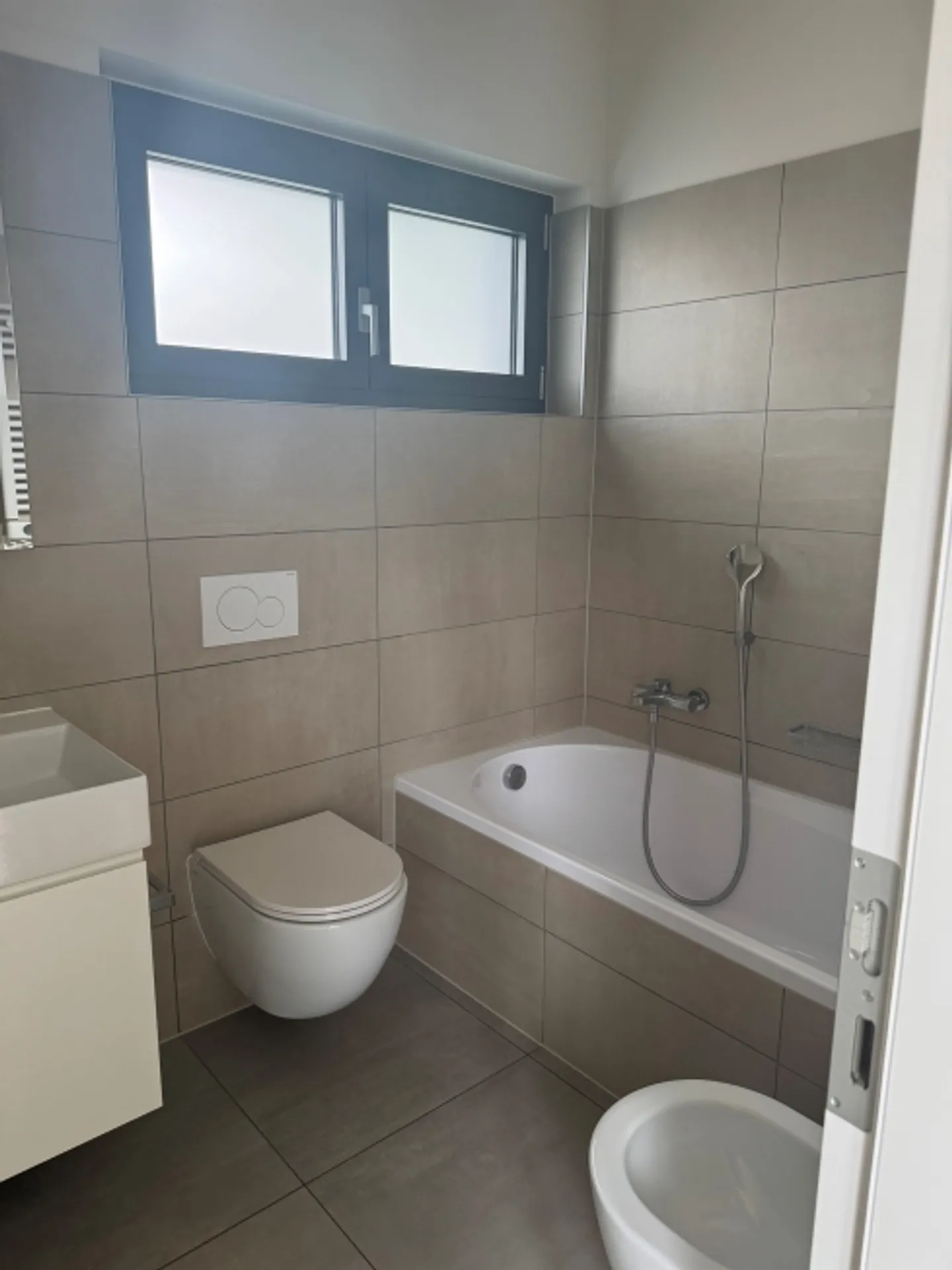 Moderne appartement duplex de 3,5 pièces avec vue sur les châteaux - Photo 6 sur 7
