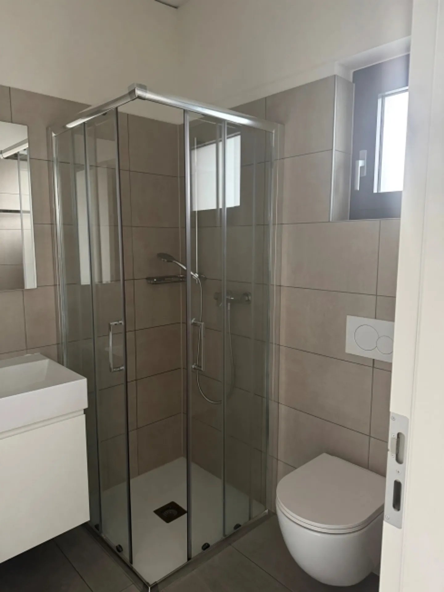 Moderne appartement duplex de 3,5 pièces avec vue sur les châteaux - Photo 7 sur 7