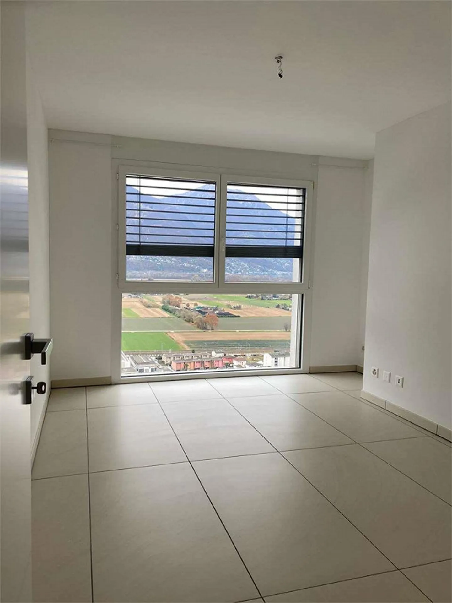 Gordola en position collinaire, moderne et lumineux 4,5 pièces avec vue - Photo 8 sur 13