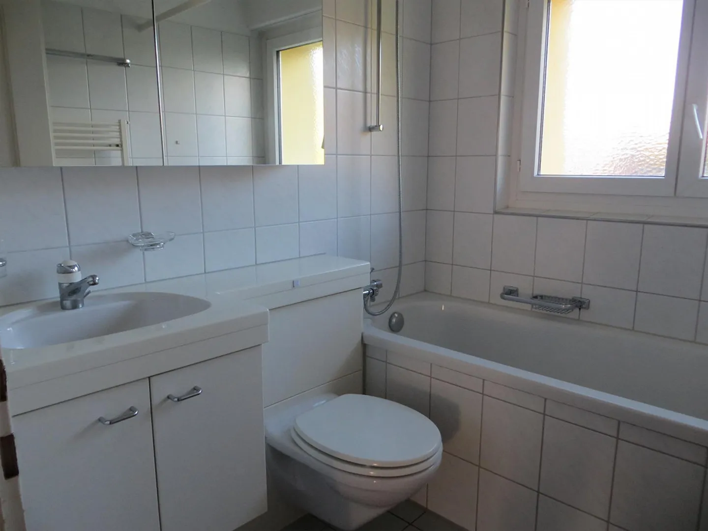 Appartement de 4 pièces dans un emplacement central - Photo 3 sur 9