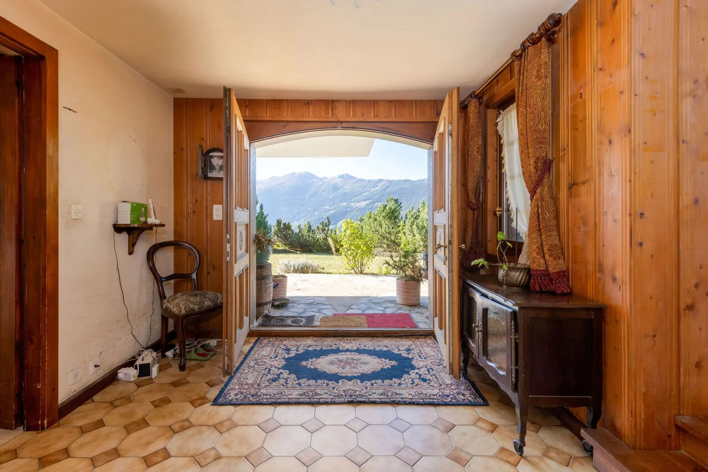 Chalet with Stunning Views - Photo 3 of 6