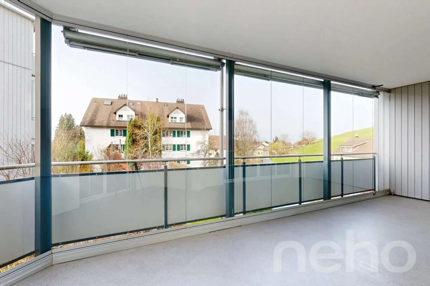 Appartement lumineux de 4,5 pièces avec balcon vitré - Photo 2 sur 11