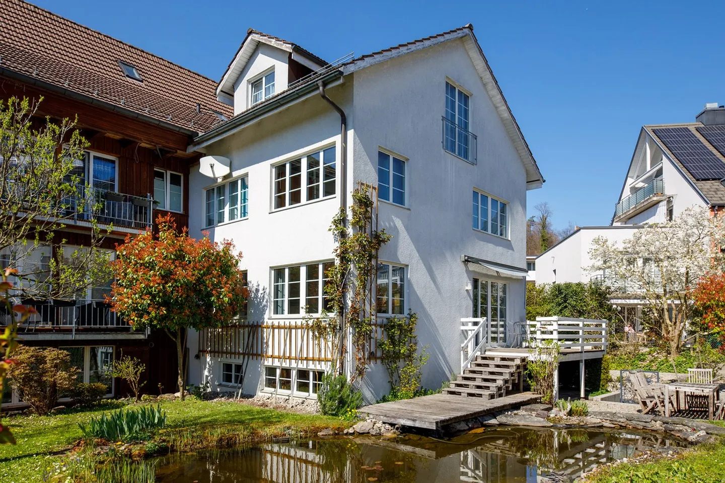 Idyllic garden with large biotope: Semi-detached 5.5-room single-family house - Photo 1 of 14