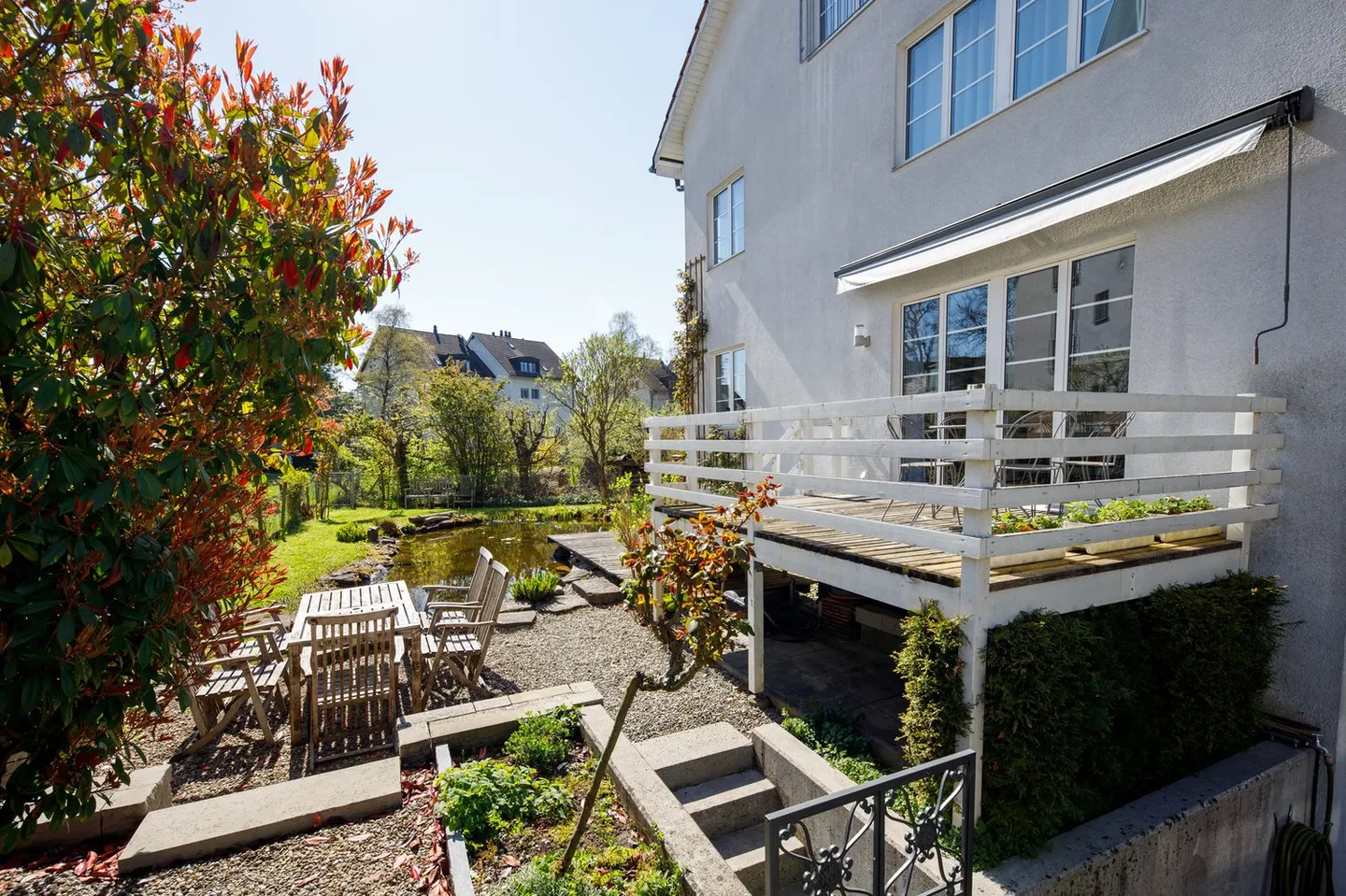 Idyllic garden with large biotope: Semi-detached 5.5-room single-family house - Photo 2 of 14