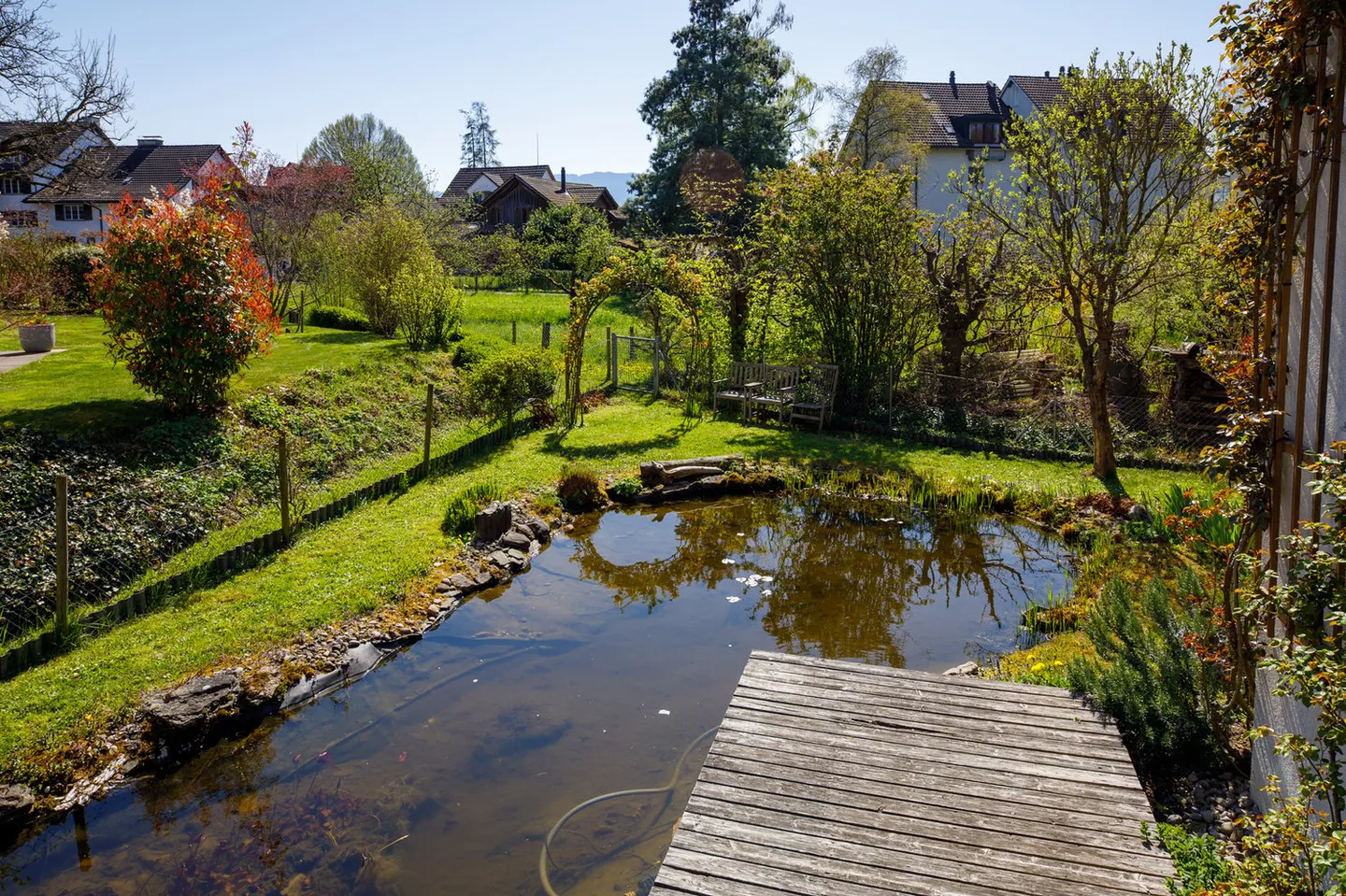 Idyllic garden with large biotope: Semi-detached 5.5-room single-family house - Photo 3 of 14