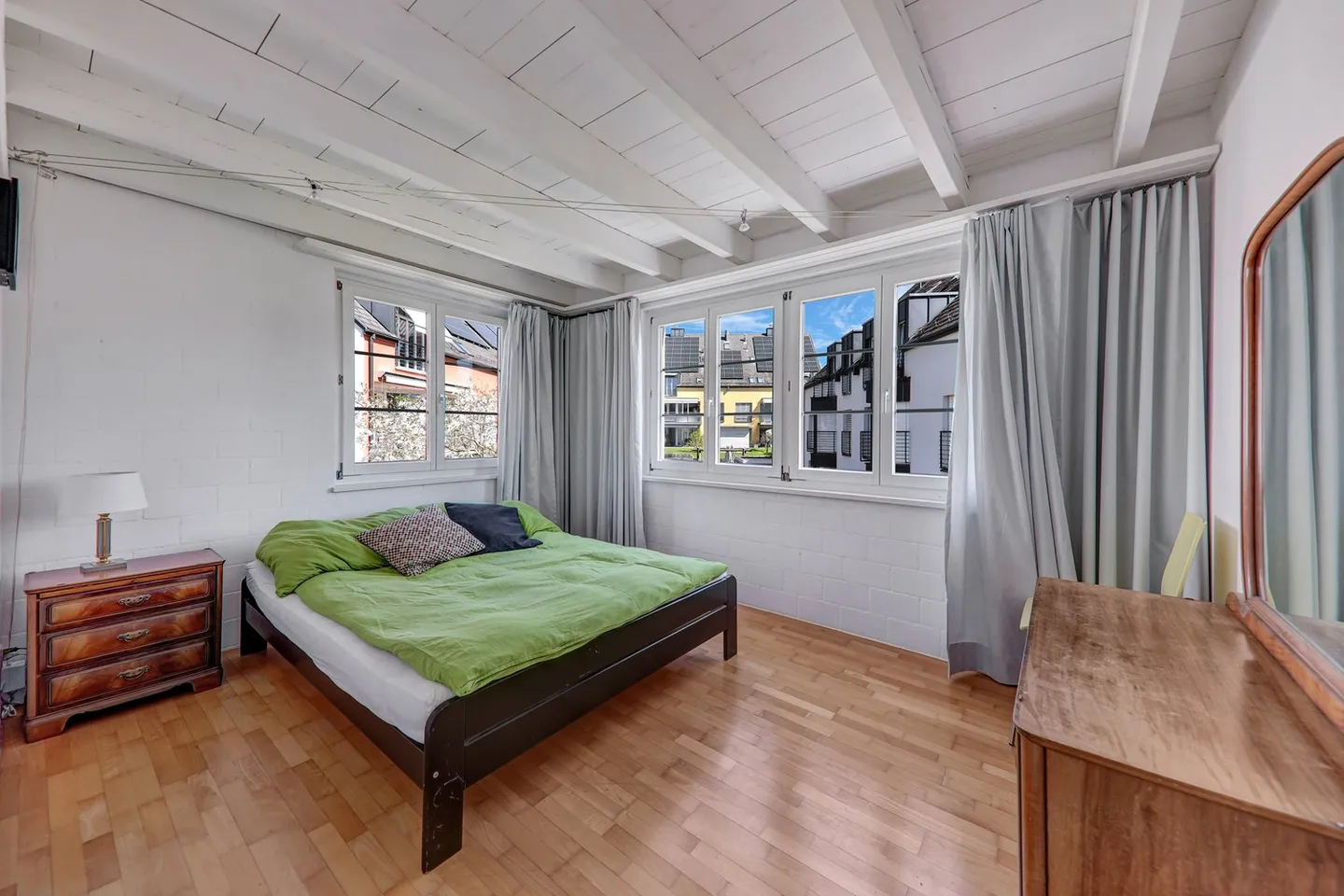 Idyllic garden with large biotope: Semi-detached 5.5-room single-family house - Photo 9 of 14