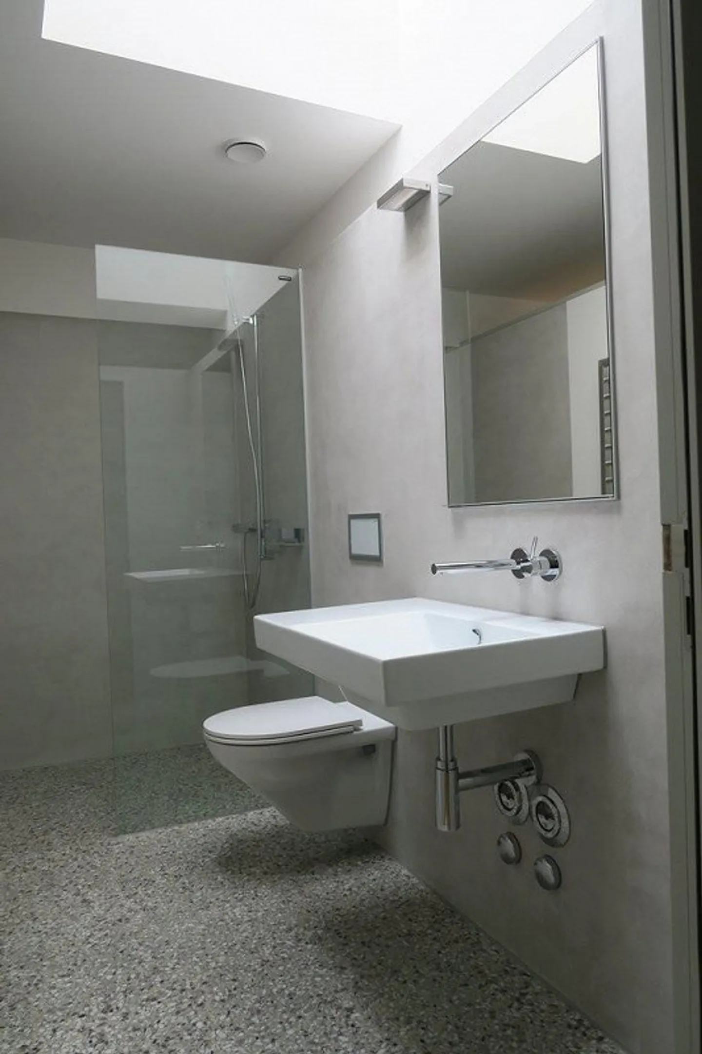 Stylish living in a central location - Photo 3 of 12