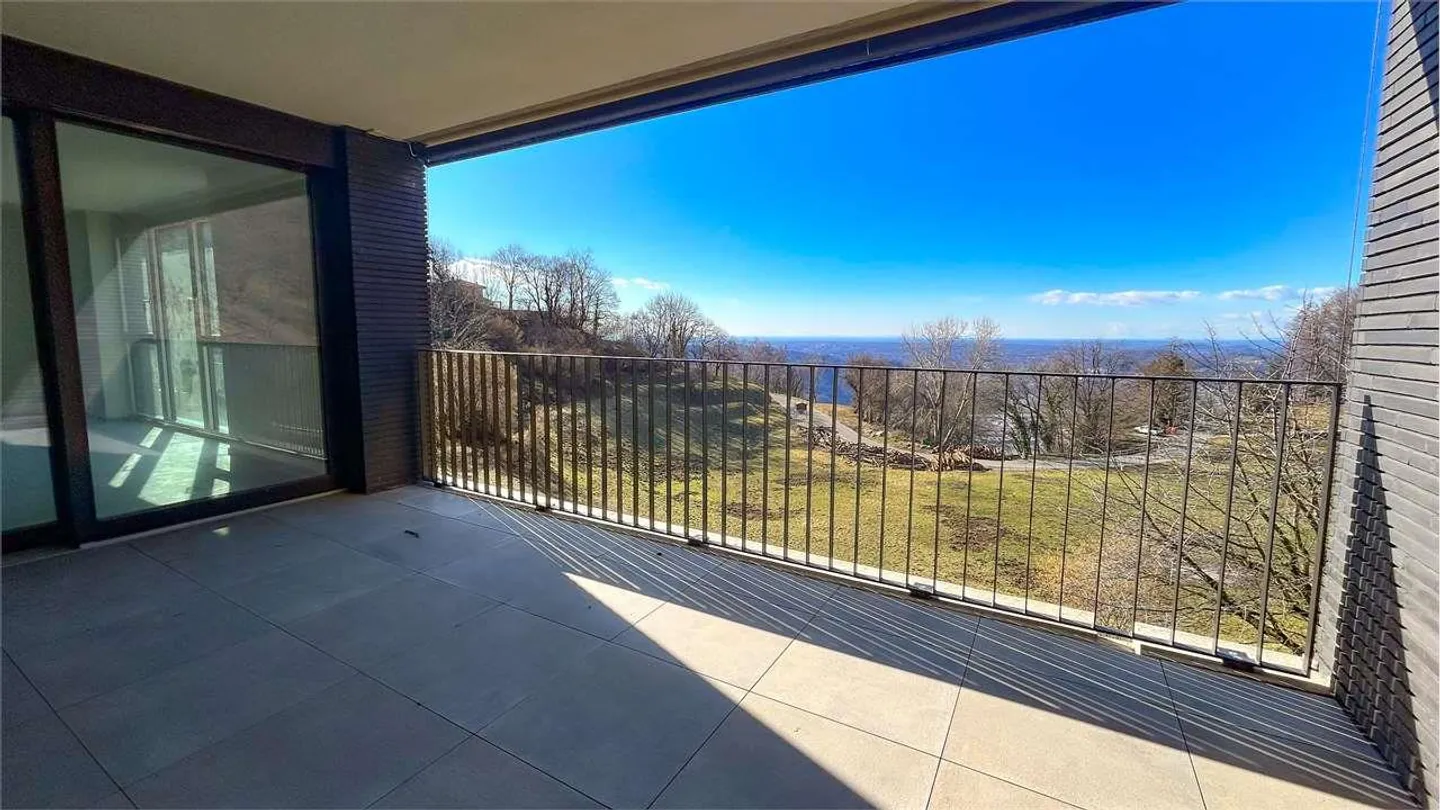 Villa moderne dans la verdure avec vue dégagée - Photo 2 sur 13