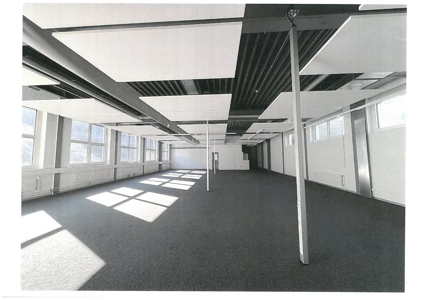 Büroflächen 270 m2 und 393 m2 in Einkaufscenter zu vermieten - Foto 1 von 2