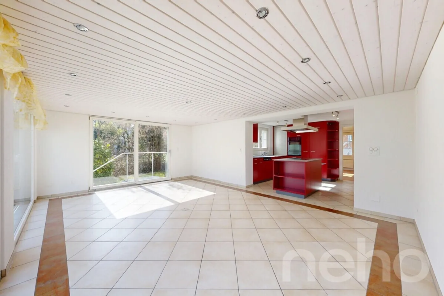 Spacious Family Home with Garden - Photo 4 of 12