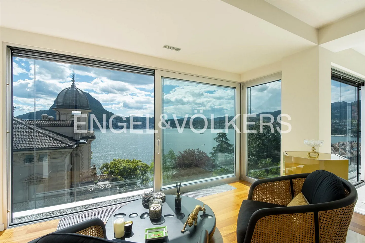 Attico di prestigio con vista lago - Foto 3 di 13