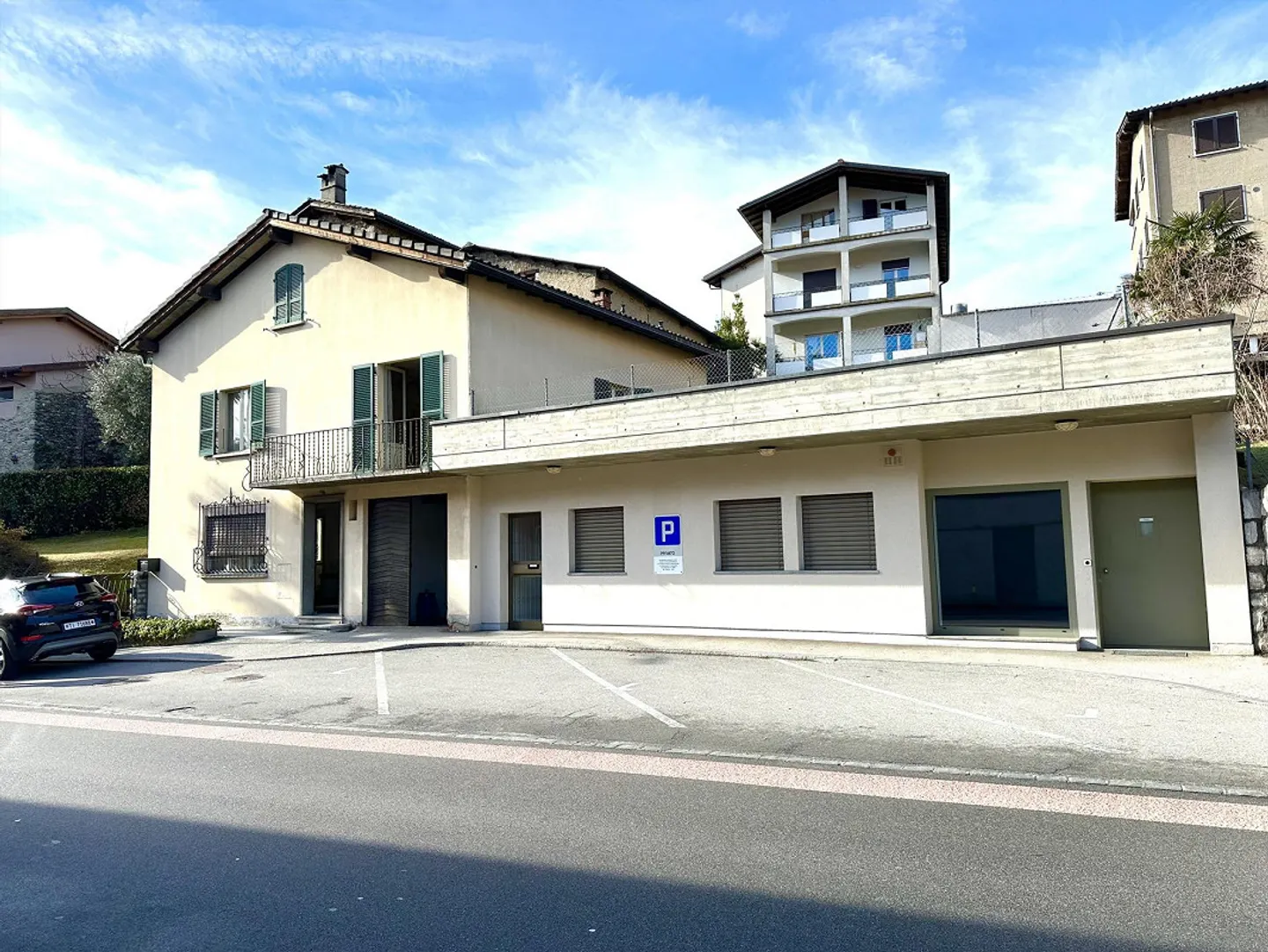 Wunderschönes freistehendes Haus mit 7,5 Zimmern und Garten in Cureglia - Foto 2 von 15