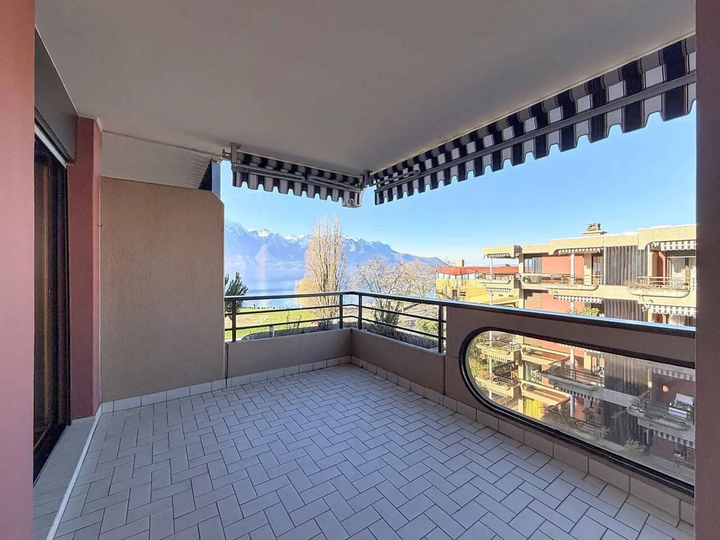 Große Penthousewohnung mit 2,5 Zimmern am See - Foto 2 von 8