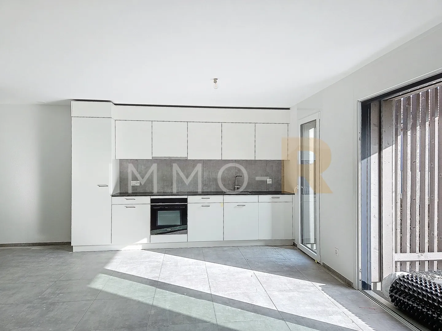 Appartement de deux pièces et demie avec nouveau jardin - Photo 2 sur 7