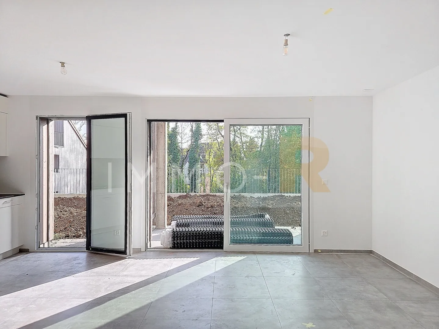 Appartement de deux pièces et demie avec nouveau jardin - Photo 3 sur 7