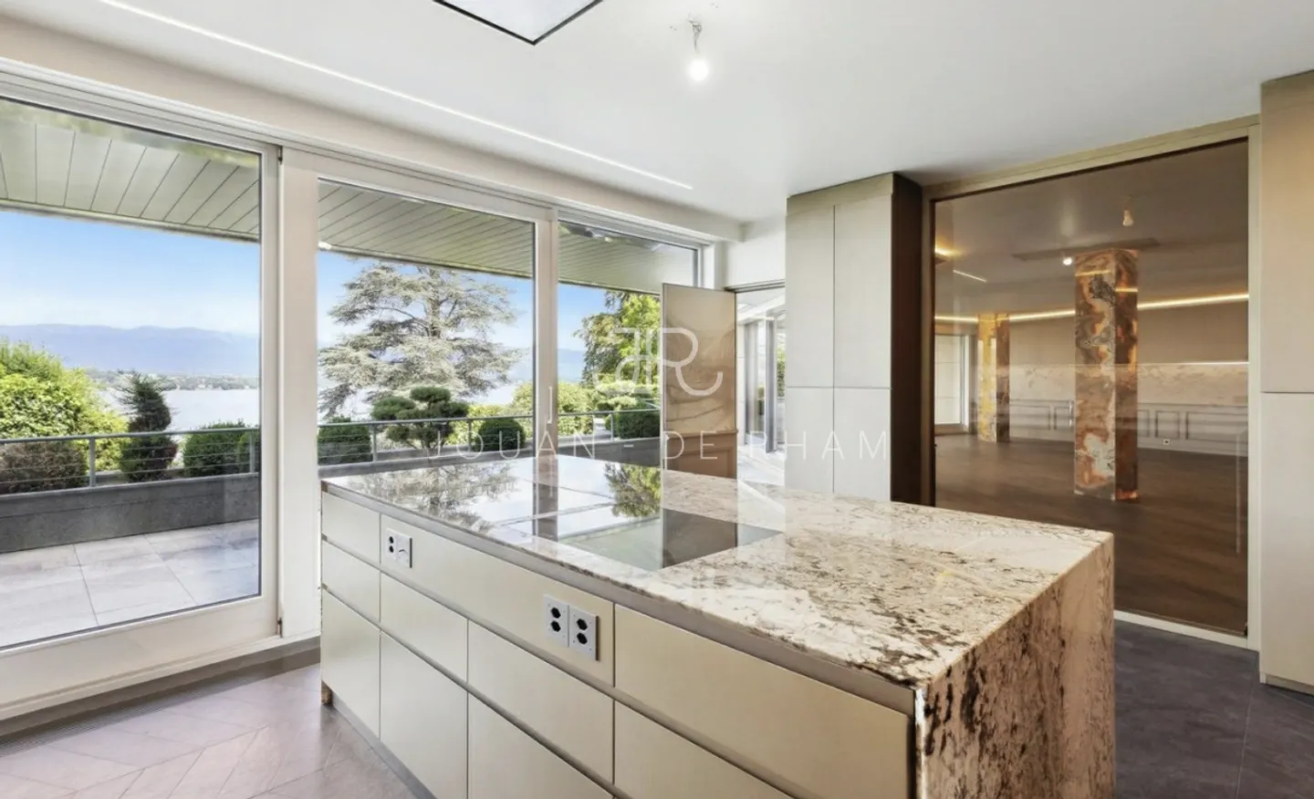 Extraordinary apartment with panoramic views - Photo 3 of 7