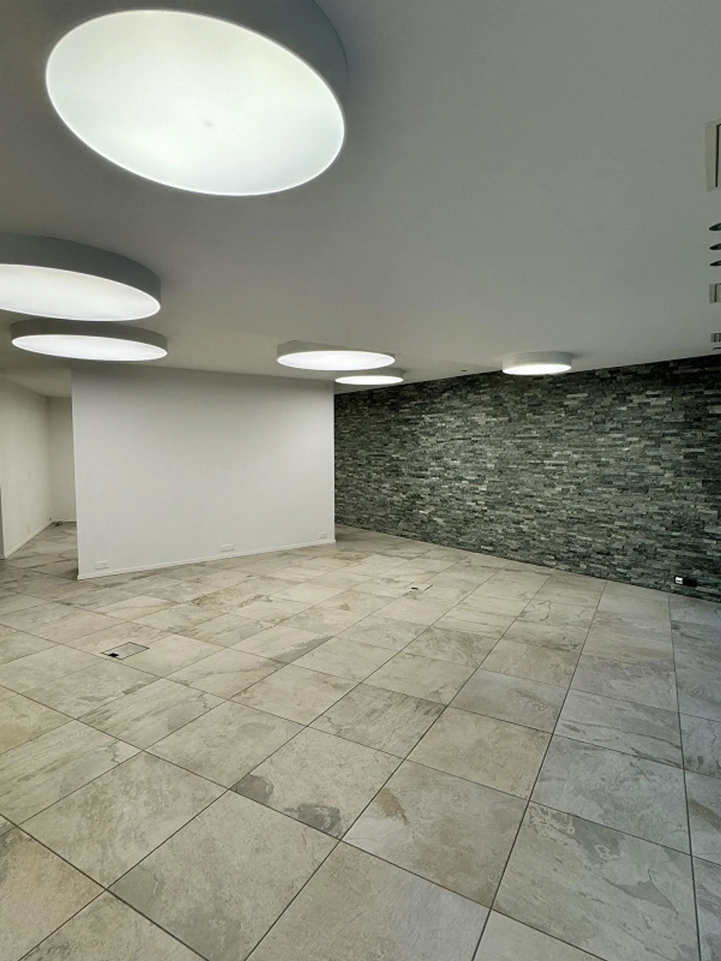 Bureau/atelier attrayant de 88 m² avec cuisine à la Guggistrasse 14 a - Photo 3 sur 11