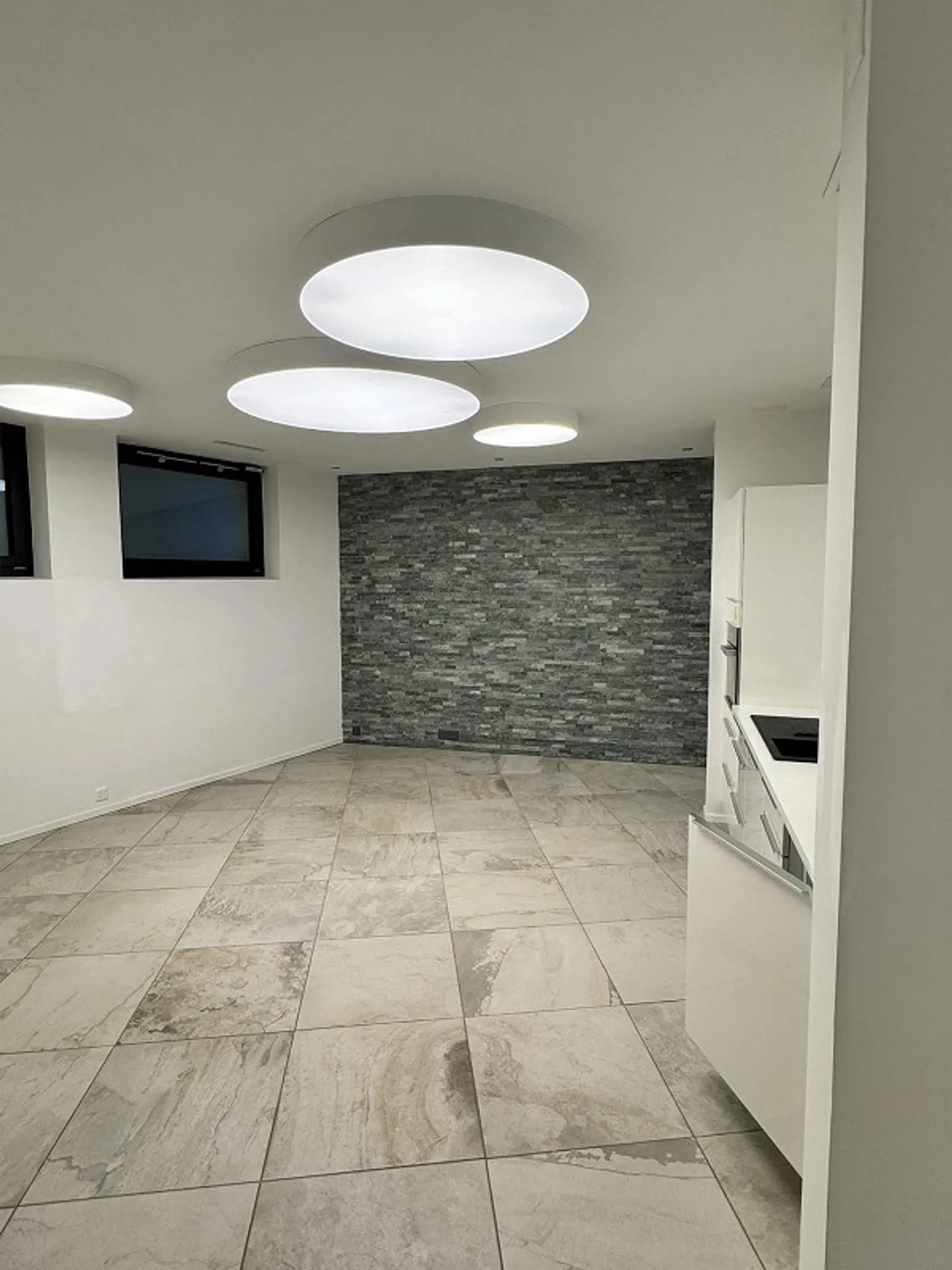 Bureau/atelier attrayant de 88 m² avec cuisine à la Guggistrasse 14 a - Photo 4 sur 11