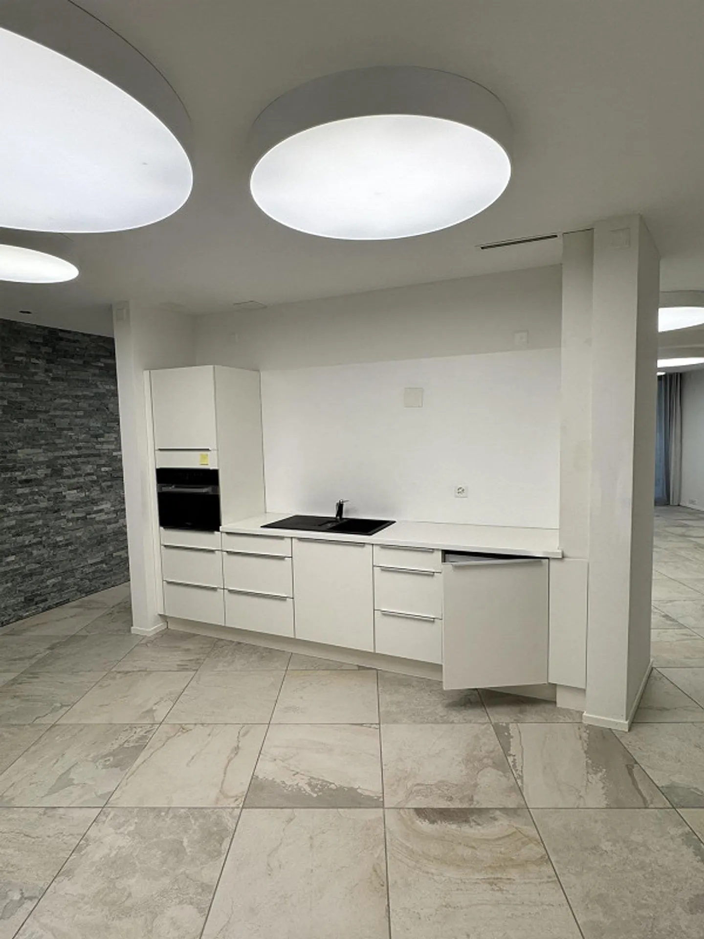 Bureau/atelier attrayant de 88 m² avec cuisine à la Guggistrasse 14 a - Photo 5 sur 11