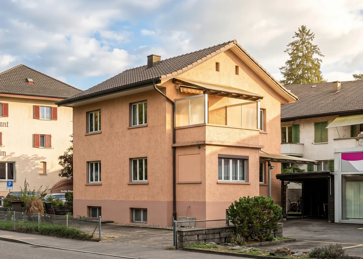 FREISTEHENDES HAUS MIT ZWEI WOHNUNGEN UND POTENZIAL - Photo 1 of 14