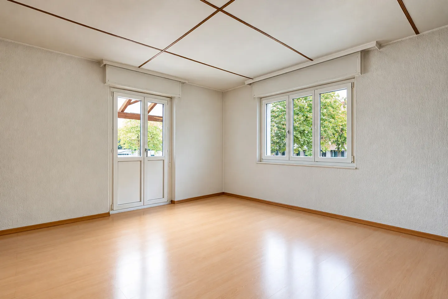FREISTEHENDES HAUS MIT ZWEI WOHNUNGEN UND POTENZIAL - Photo 2 of 14