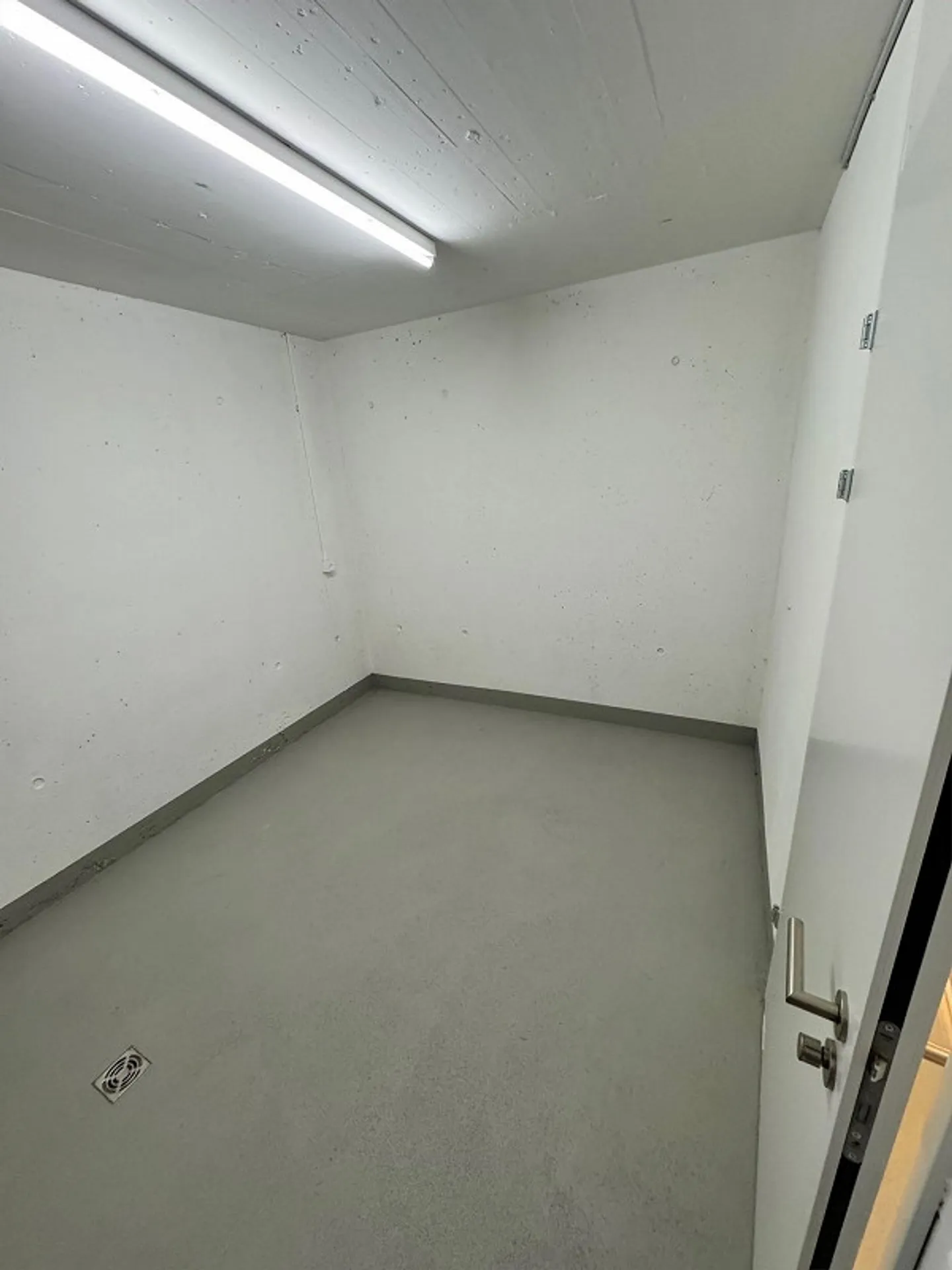 Bureau/atelier attrayant de 88 m² avec cuisine à la Guggistrasse 14 a - Photo 10 sur 11